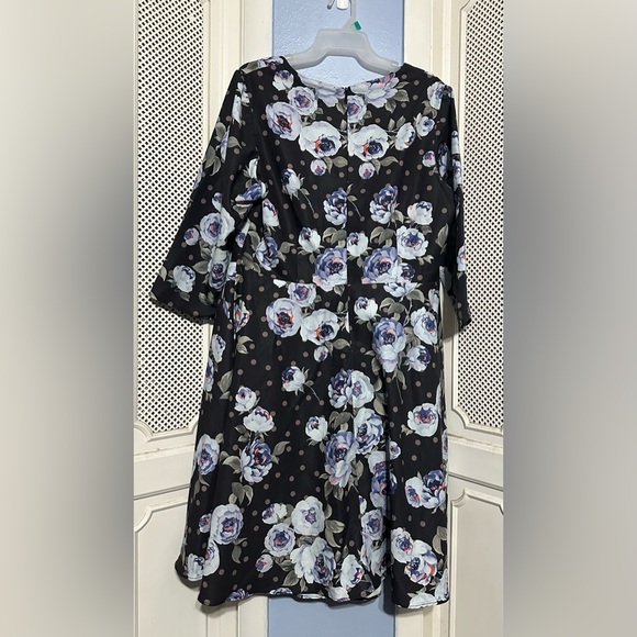 City Chic Women's Apparel Women's Plus Size Dress Vintage floral with pockets - Picture 2 of 3